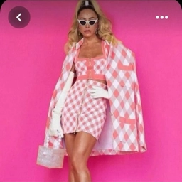 Аватар канала «С четырьмя на каблуках»