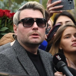 Аватар канала «Утомлённый шоу-бизом»