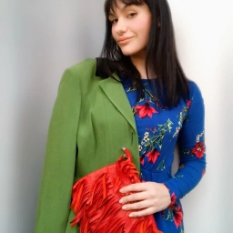 Аватар канала «Бегущая за трендами: мода стиль гардероб образы одежда тренды цвета минимализм повседневный офисный аксессуары обувь сумки слои сезонные ткани фактуры уход советы шопинг луки фигура отношения звезды»